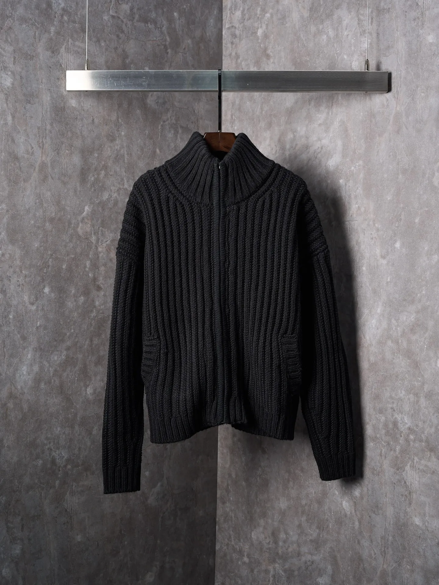 [Real auction] Acne Studios letter embroidered zipper sweater jacket [In Stock] S M L The white embroidered logo on the back stands out on the black in an elegant manner, carrying the brand's story and history. The heavy texture is everywhere showing its luxurious charm. It shows a unique fashion attitude in minimalism. It adopts imported machine embroidery technology and uses advanced computer control systems and precise mechanical parts to realize Acne's seasonal embroidery logo work. High precision. The lines are smooth and delicate. Garments are washed with water and softened to remove odors. The clothes are deeply cleaned and deodorized through professional washing equipment and specific detergents. Improve the feel and appearance of clothing, loose fit